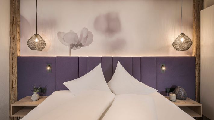 Schlafzimmer mit hochwertigen Doppelbett - Ferienwohnung Alpenveilchen