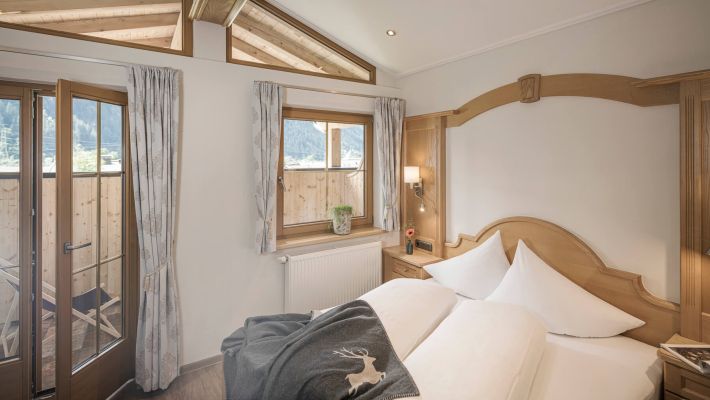 Gemütliches Schlafzimmer mit hochwertigen Doppelbett - Ferienwohnung Lilie